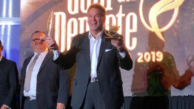 Faitelson recibe reconocimiento en un evento