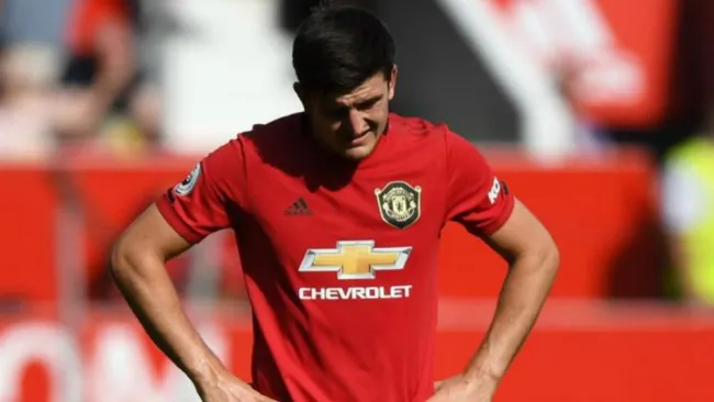 Harry Maguire se lamenta durante el partido