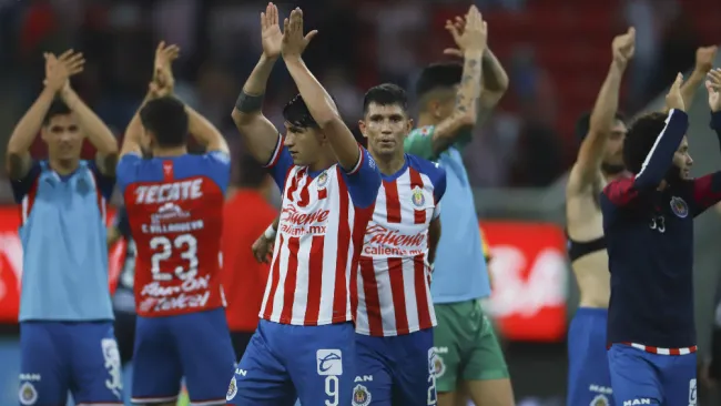 Jugadores de Chivas aplaudiendo a la afición rojiblanca