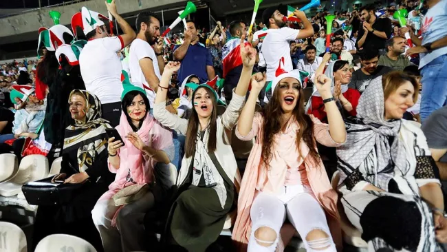 Mujeres observan un juego de Irán en el extranjero
