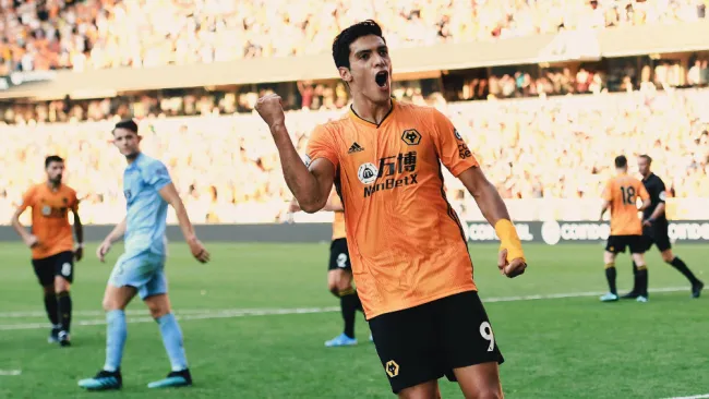 Raúl Jiménez celebra tras anotarle al Burnley