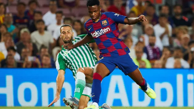 Ansu Fati disputa el balón en su debut con Barcelona