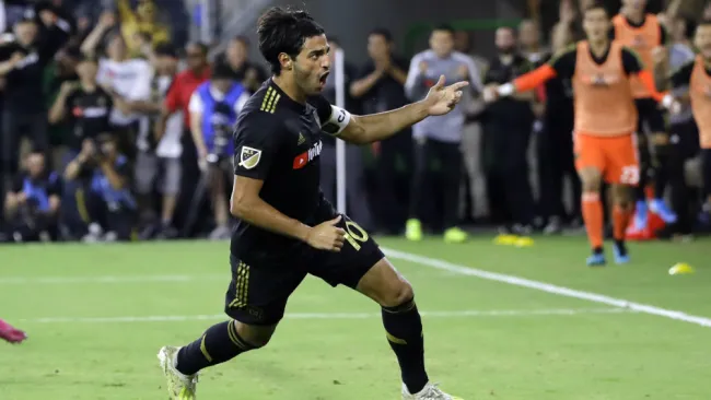 Carlos Vela celebra un gol frente al LA Galaxy 