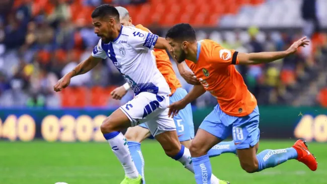 Franco Jara y Bruno Valdez disputan un balón 