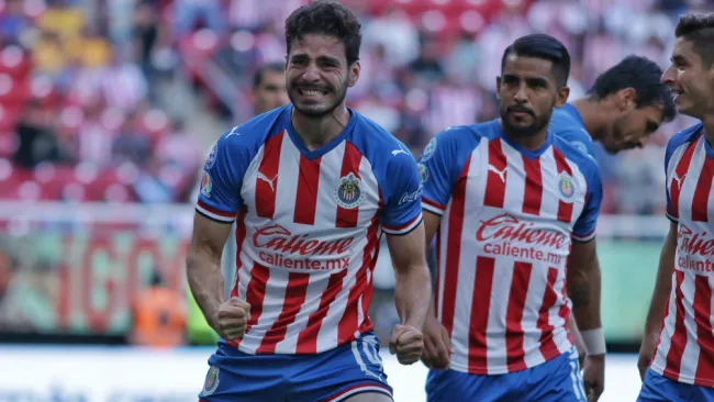 Pollo Briseño festeja un gol con Chivas