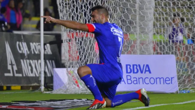 Martín Cauteruccio celebrando una anotación con Cruz Azul