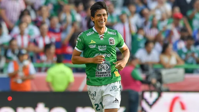 José Juan Macías festejas un tanto con León 