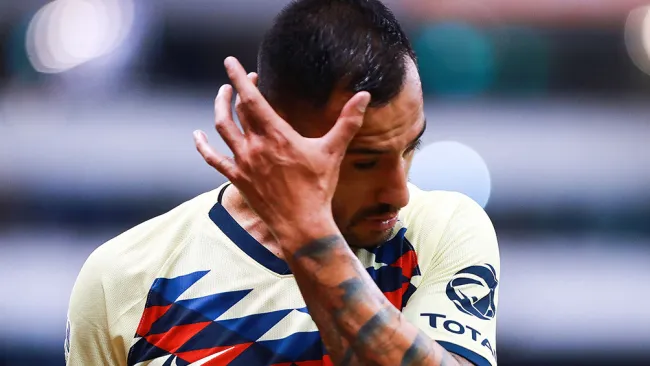 Emanuel Aguilera se lamenta tras ser expulsado 