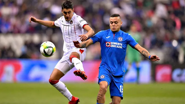 Jose Carlos Van Rankin y Jonathan Rodríguez durante el Chivas vs Cruz Azul de la temporada pasada