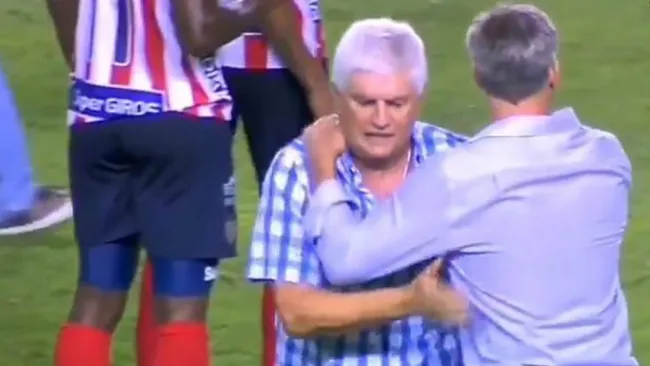 Julio Comesaña y Lucas Pusineri se abrazan tras partido de Copa