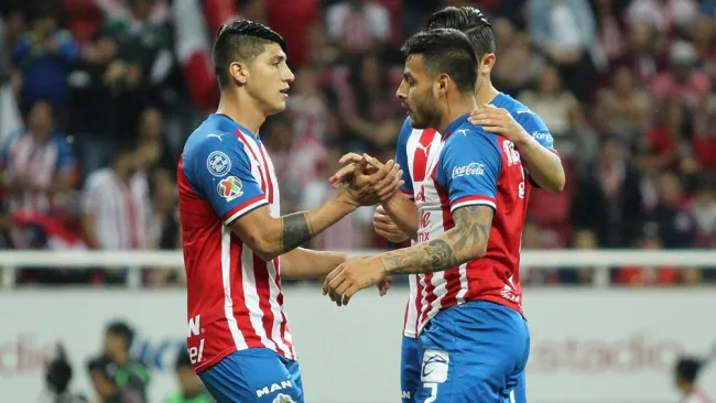 Alan Pulido y Alexis Vega en un partido con Chivas