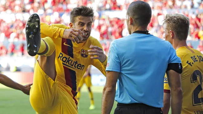 Piqué reclama el penalti que le marcaron 