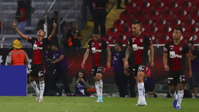 Christopher Trejo celebra anotación con Atlas