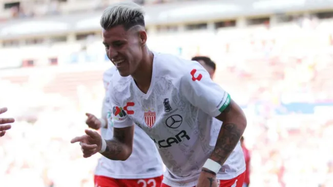 Cristian Calderón celebrando una anotación de Necaxa