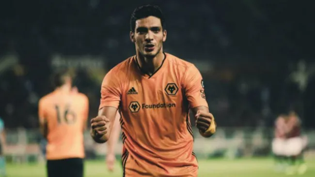Raúl Jiménez celebrando una anotación con Wolverhampton