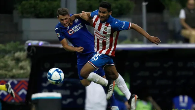 Gilberto Sepúlveda marcando a Santiago Giménez