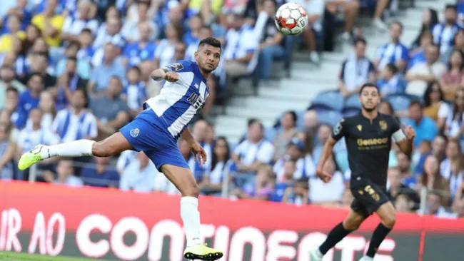 Jesús 'Tecatito' Corona en acción con Porto