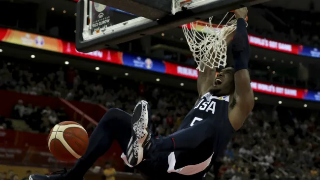 Donovan Mitchell clava el balón durante el partido