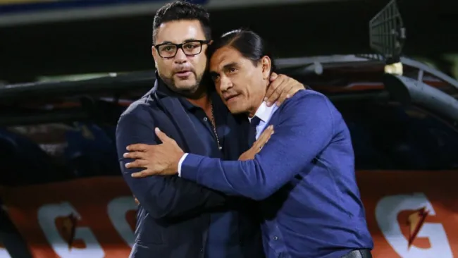 Mohamed y Palencia saludándose previo a un enfrentamiento