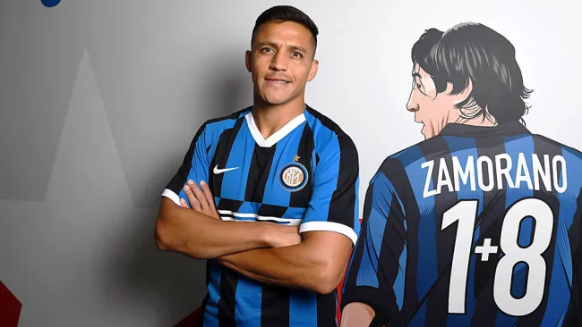 Alexis Sánchez, posa con la camiseta del Inter de Milán 