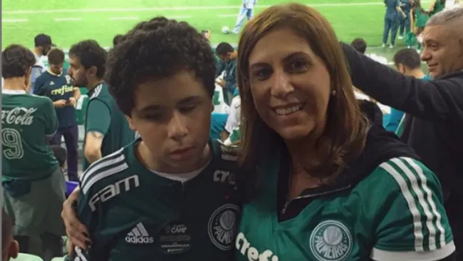 Silvia Grecco y su hijo Nickollas en un partido del Palmeiras