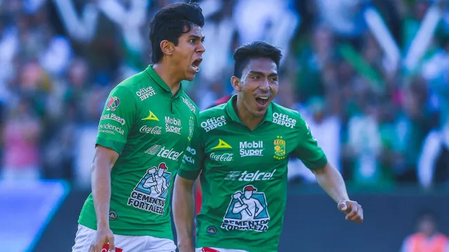 José Juan Macías y Ángel Mena celebran gol con León 