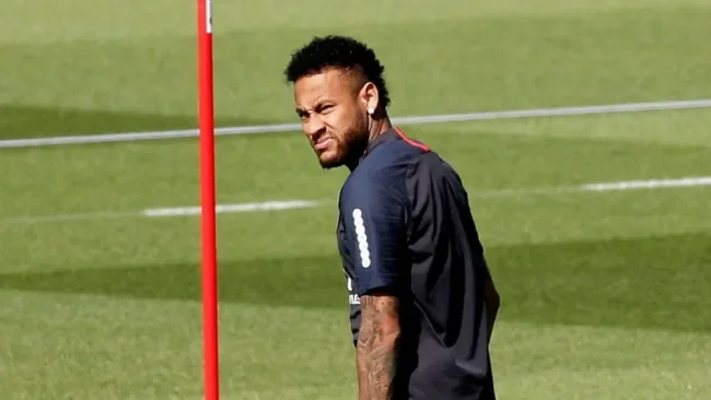 Neymar, en un entrenamiento con el PSG