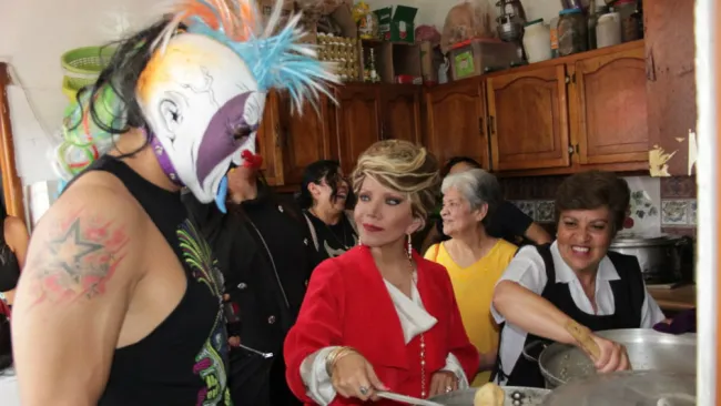 Psycho Clown y Marisela Peña con la gente de la fundación