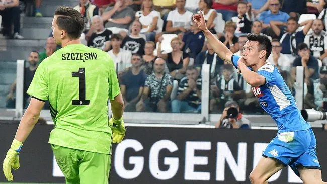 Chucky Lozano celebra gol con el Nápoli contra la Juve 