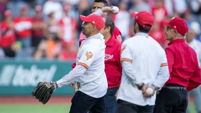 Óscar Pérez lanza una bola en el Diablos Rojos vs Tigres