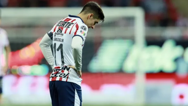 Isaác Brizuela lamentándose en un partido con Chivas
