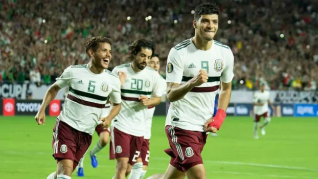 Raúl Jiménez celebra anotación con la Selección Mexicana