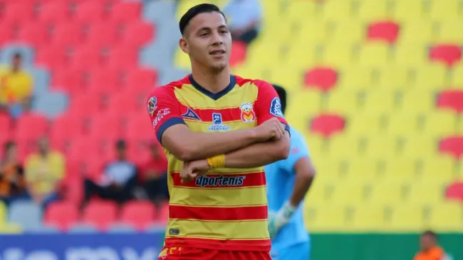 Carlos Ferreria celebrando su anotación con Monarcas