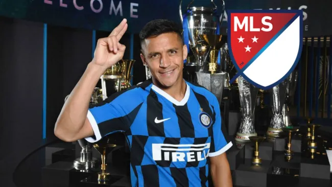 Alexis Sánchez en la sala de trofeos del Inter de Milán