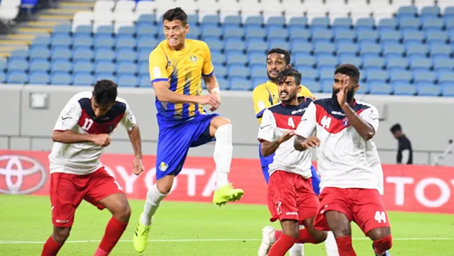 Moreno busca rematar un balón aéreo