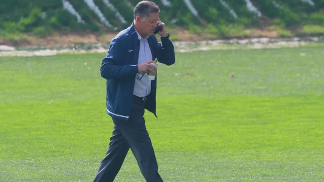 Peláez habla por celular en La Noria