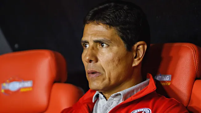 Alfonso Sosa en el banquillo del Atlético San Luis