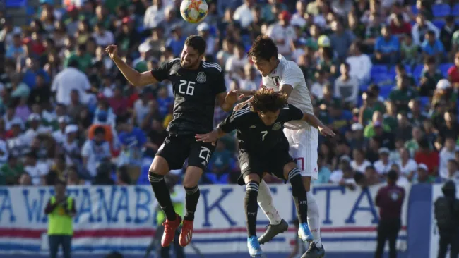 Paolo Yrizar en la disputa por el balón en el partido contra Japón