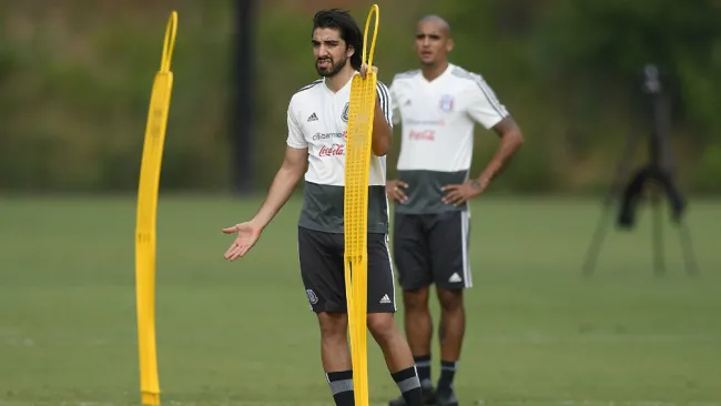 Rodolfo Pizarro durante una práctica con el Tri