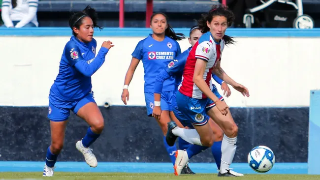 Acción durante el Cruz Azul vs Chivas Femenil