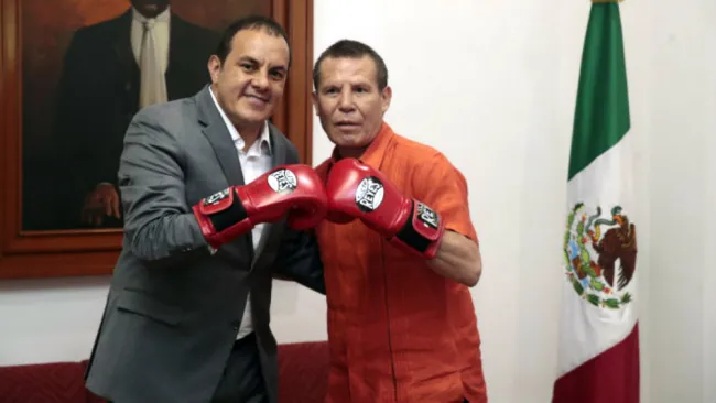 Cuauhtémoc Blanco y Julio César Chávez durante una reunión