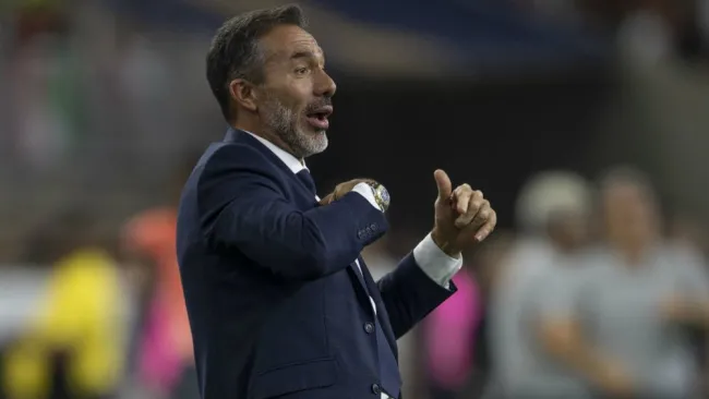 Gustavo Matosas dando indicaciones en la línea de banda