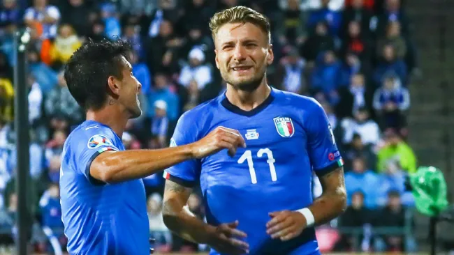 Ciro Immobile celebra el primer gol de Italia sobre Finlandia