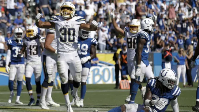 Austin Ekeler celebra anotación