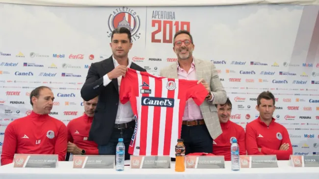 Alberto Marrero junto a Gustavo Matosas posando con la playera de Atlético San Luis