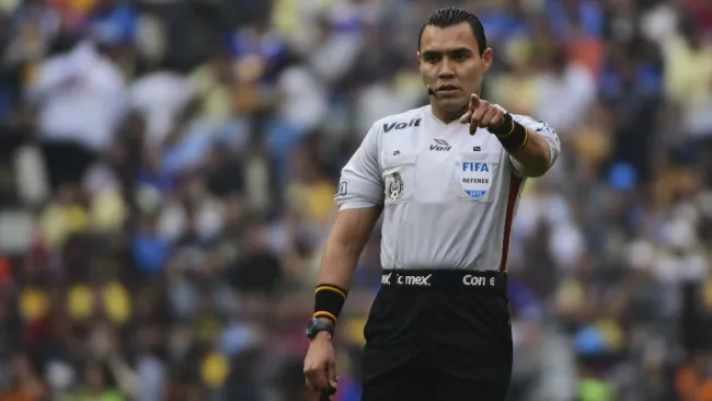 Marco Ortíz durante un partido de la Liga MX