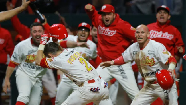 Jugadores de los Diablos festejan el triunfo en el Juego 6 vs Tigres