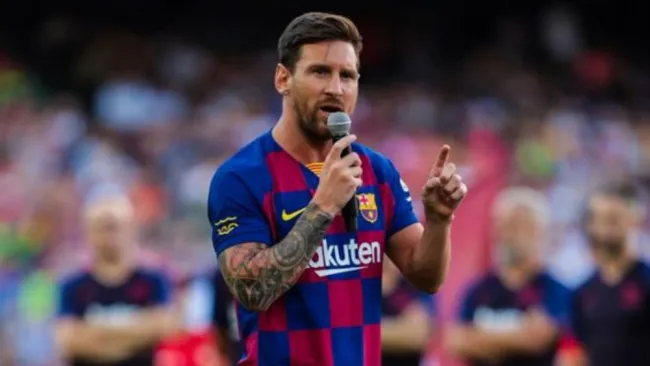 Messi habla ante la afición culé en el Camp Nou