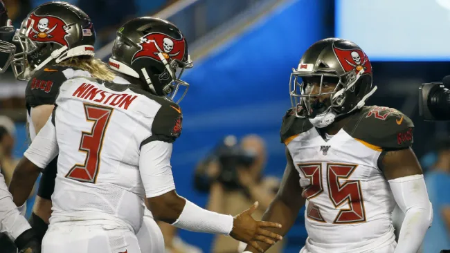 Jugadores de Tampa Bay celebran el triunfo sobre Carolina