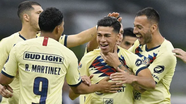 Jugadores del América celebran gol